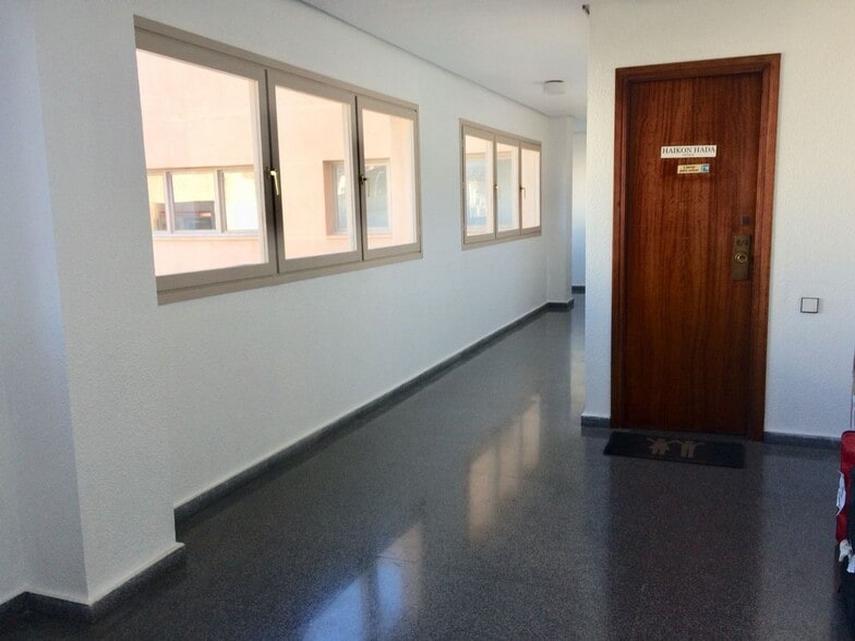 Office in Elche, Alicante to rent - Interior Photo - Image 1 of 9