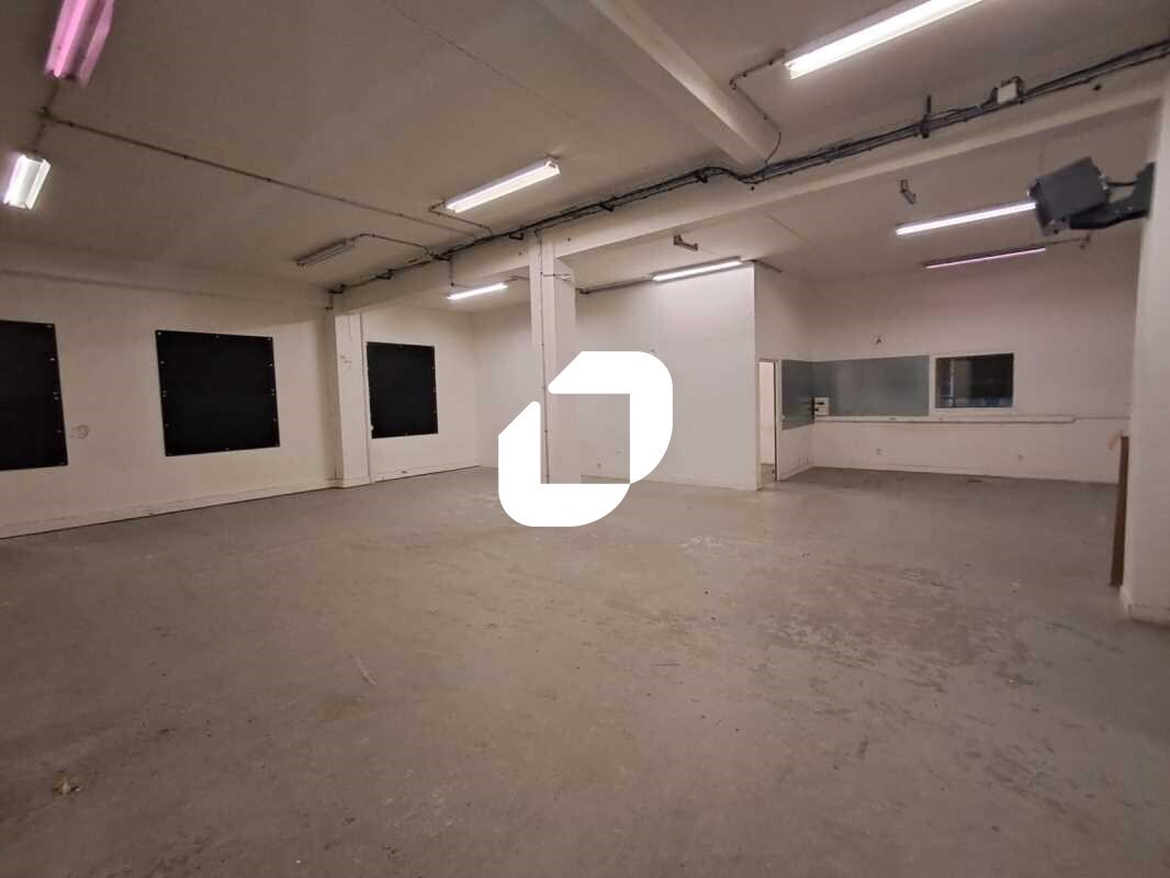 Office in Clichy to rent Building Photo- Image 1 of 8