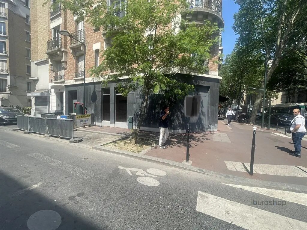 Retail in Clichy to rent Building Photo- Image 1 of 4