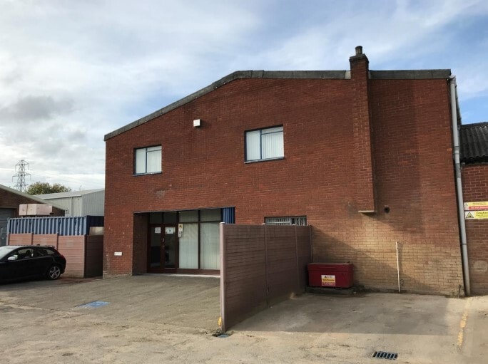 203 Torrington Ave, Coventry to rent - Building Photo - Image 2 of 2