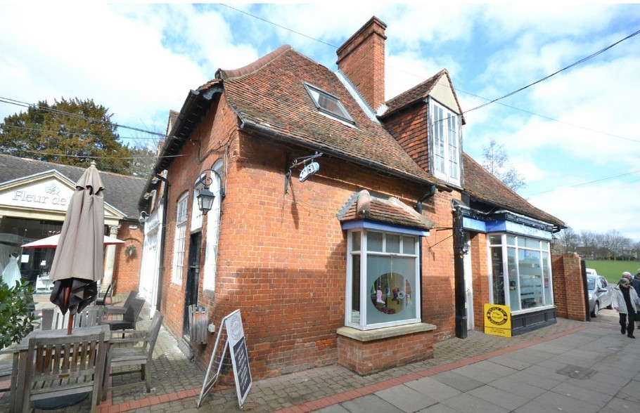 2-6 Rose & Crown Walk, Saffron Walden for rent - Primary Photo - Image 1 of 6