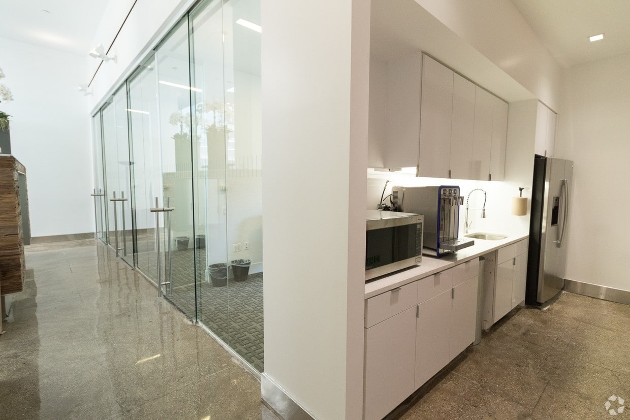 15 W 38th St, New York, NY to rent Interior Photo- Image 1 of 5