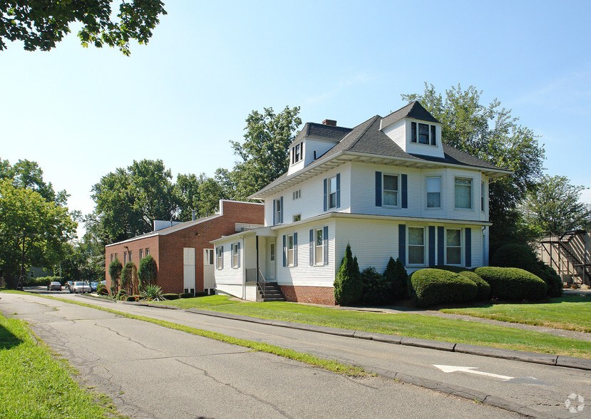 71 Park Ave, West Springfield, MA for rent - Primary Photo - Image 3 of 11