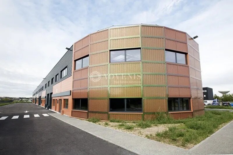 Office in Buchelay for sale Building Photo- Image 1 of 13