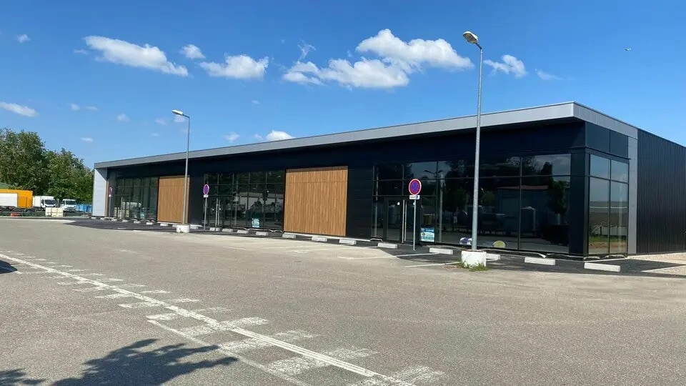 Location Commerce 422 m² à 1 266 m² - Photo 1
