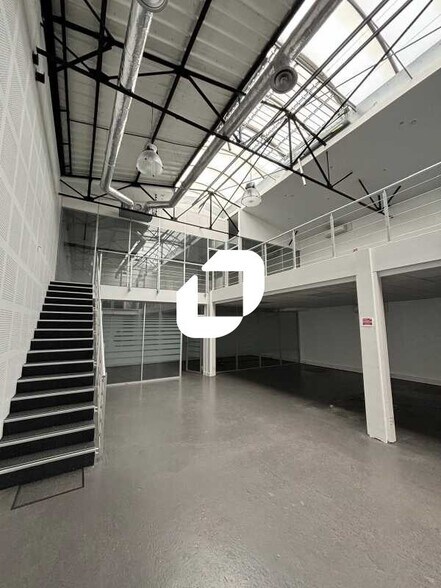 Light Industrial in Nanterre to rent - Interior Photo - Image 2 of 21