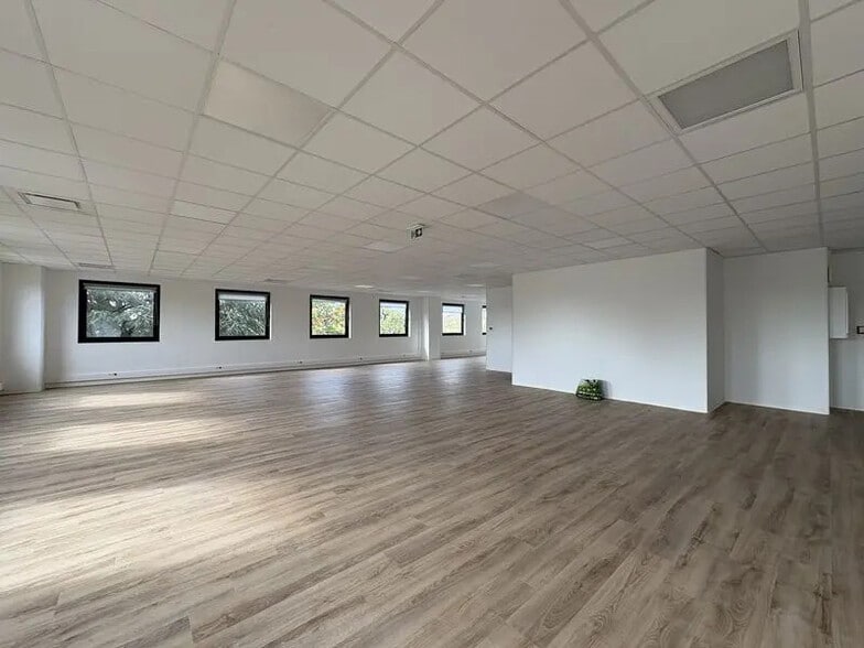 1 Rue Des Vergers, Limonest to rent - Building Photo - Image 3 of 39
