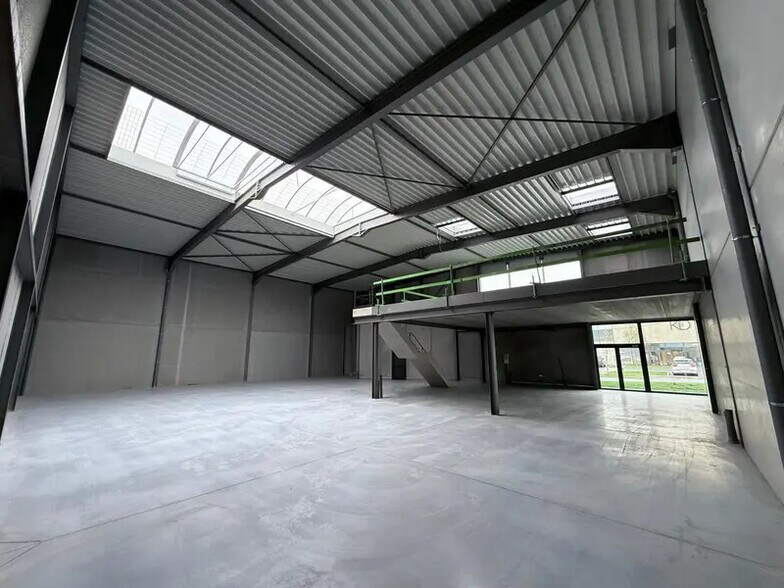 Light Industrial in Le Mesnil-Amelot to rent - Interior Photo - Image 2 of 10