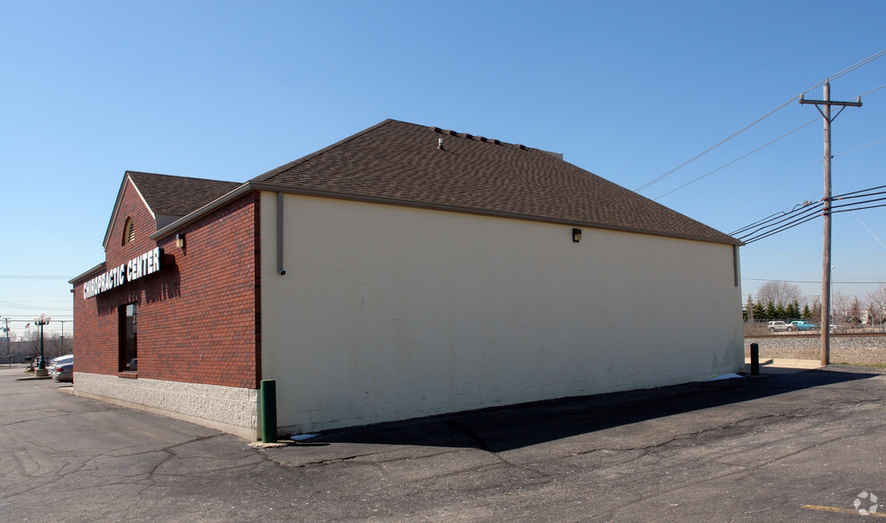 19181 Fifteen Mile Rd, Clinton Township, MI for rent - Building Photo - Image 2 of 5