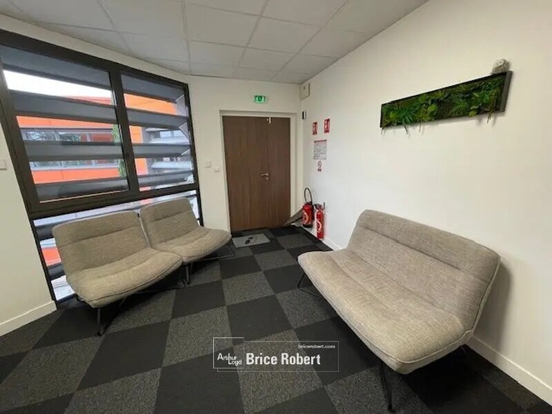 Office in Champagne-au-Mont-d'Or to rent Lobby- Image 1 of 6