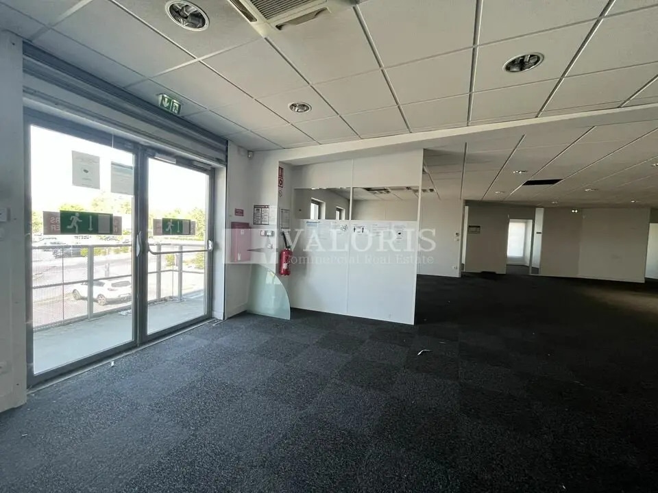 Office in Champagne-au-Mont-d'Or to rent Interior Photo- Image 1 of 10