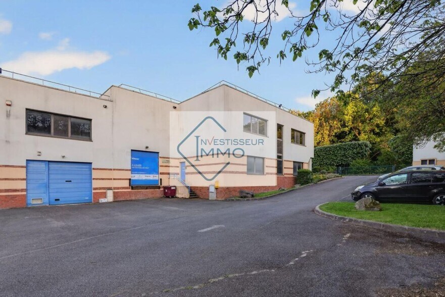 Light Industrial in Champs Sur Marne to rent - Building Photo - Image 1 of 12