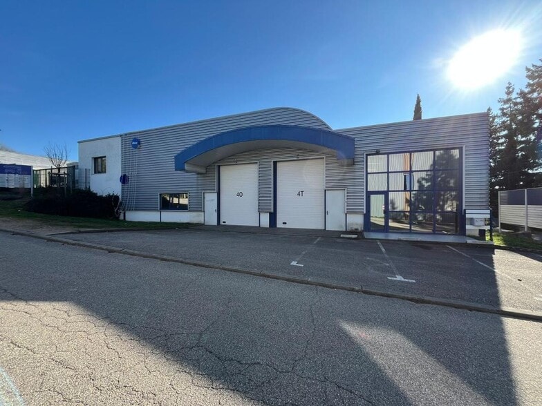 Light Industrial in Saint-Genis-Laval to rent - Building Photo - Image 2 of 13