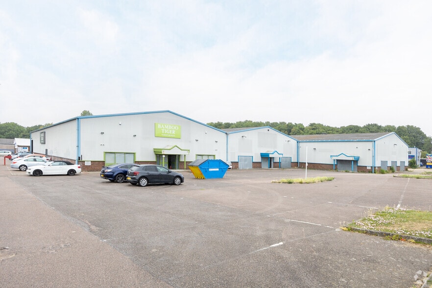 4A-4C Simmonds Rd, Canterbury to rent - Building Photo - Image 2 of 6