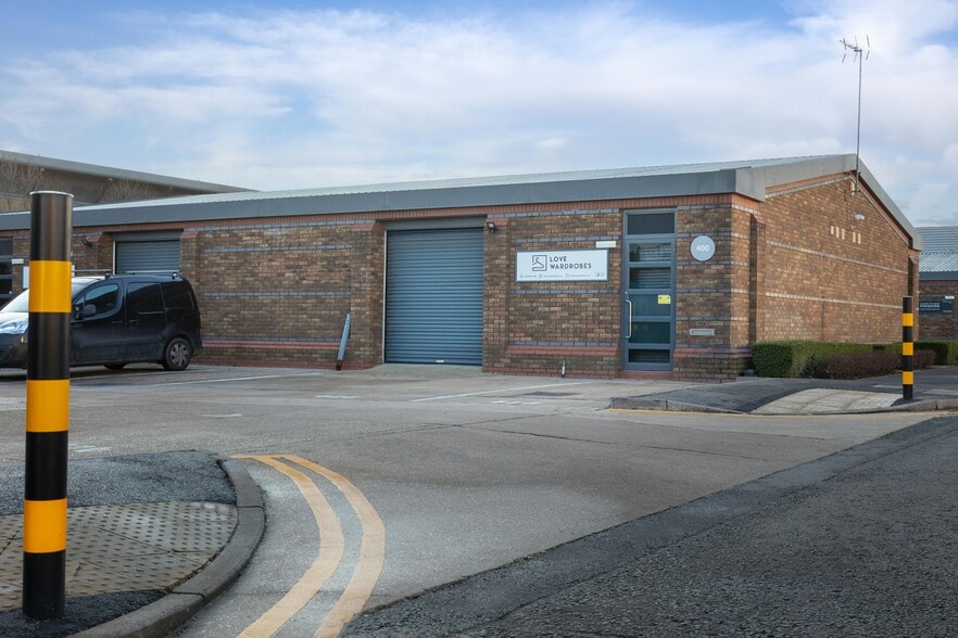 400 Montrose Ave, Slough to rent - Building Photo - Image 3 of 4