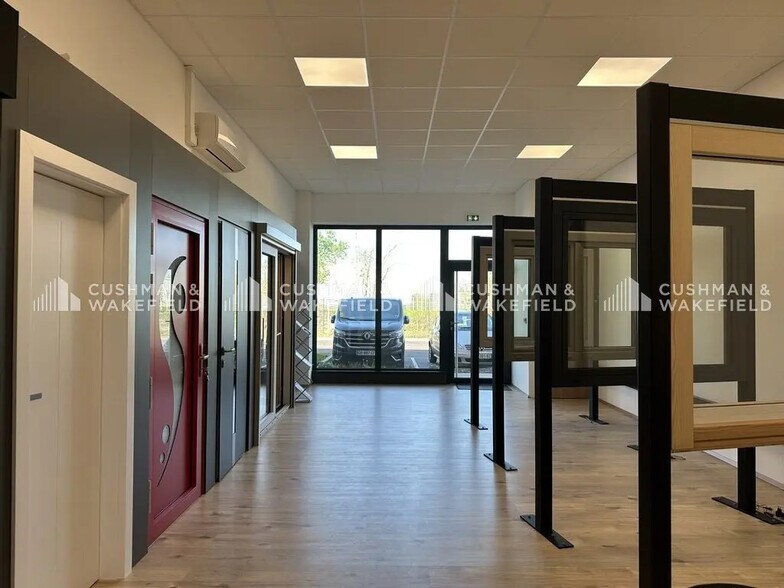 Light Industrial in Ostwald to rent - Interior Photo - Image 2 of 10