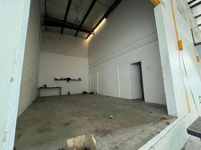 Light Industrial in Quincy-Voisins to rent - Interior Photo - Image 3 of 7