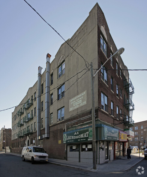 364 Summit Ave, Jersey City, NJ for rent - Building Photo - Image 2 of 2