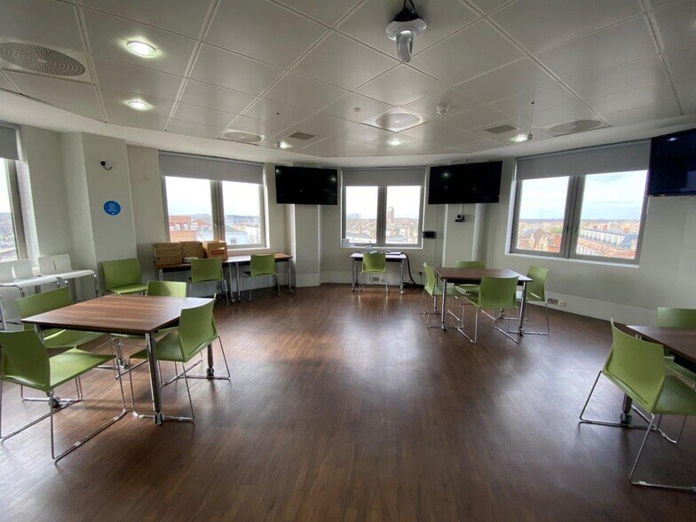 St. Marks Hl, Surbiton to rent - Interior Photo - Image 3 of 8