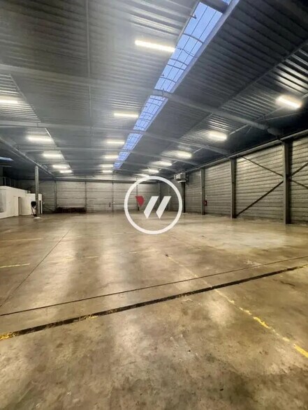 Industrial in Louvres to rent - Building Photo - Image 2 of 11