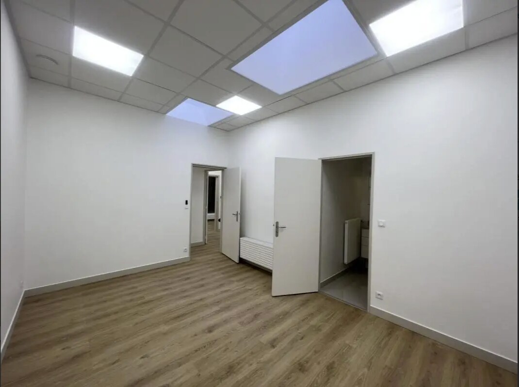 Office in Paris for sale Interior Photo- Image 1 of 4