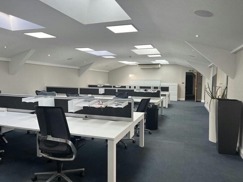 Cherry Ln, Amersham to rent - Building Photo - Image 1 of 50