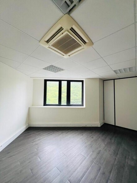 Office in Montigny-le-Bretonneux to rent - Interior Photo - Image 2 of 32
