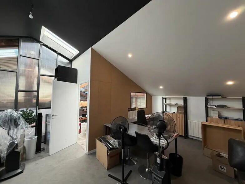 73 Rue Paul Et Marc Barbezat, Décines-Charpieu to rent - Interior Photo - Image 3 of 6