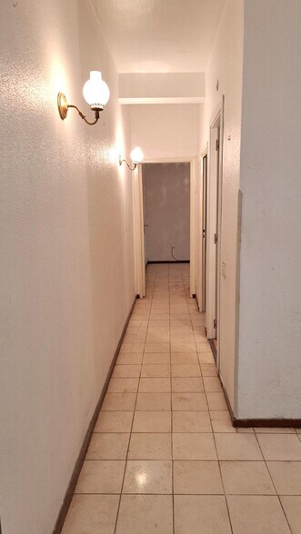 Retail in Seville, Sevilla to rent - Interior Photo - Image 1 of 14