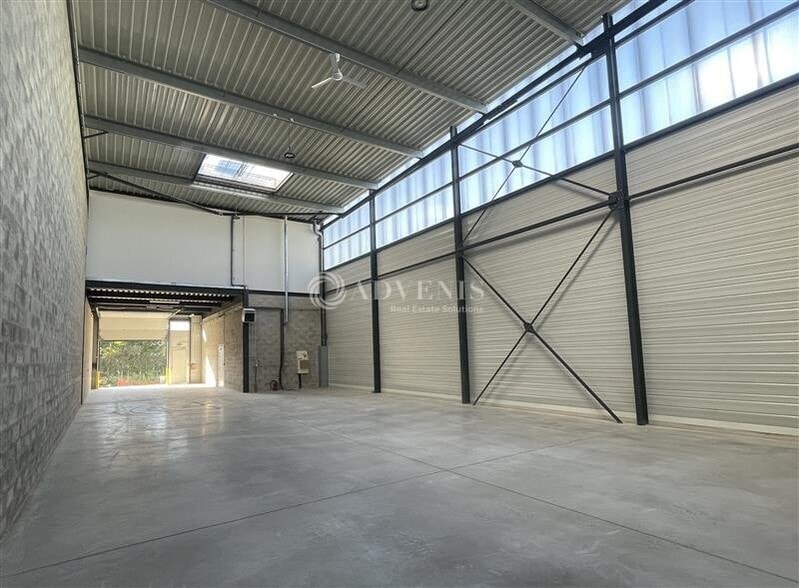Light Industrial in Stains to rent - Building Photo - Image 3 of 6