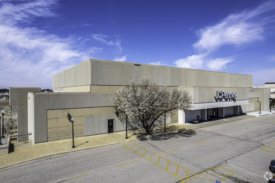 7700 E Kellogg Dr, Wichita, KS for sale - Primary Photo - Image 1 of 1