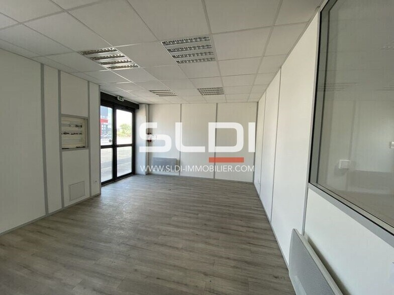 Light Industrial in Dagneux to rent - Interior Photo - Image 2 of 5