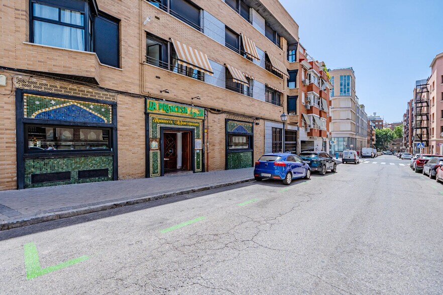 Retail in Madrid, Madrid to rent - Building Photo - Image 1 of 6