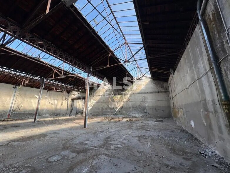 Land in Lyon to rent - Interior Photo - Image 2 of 8