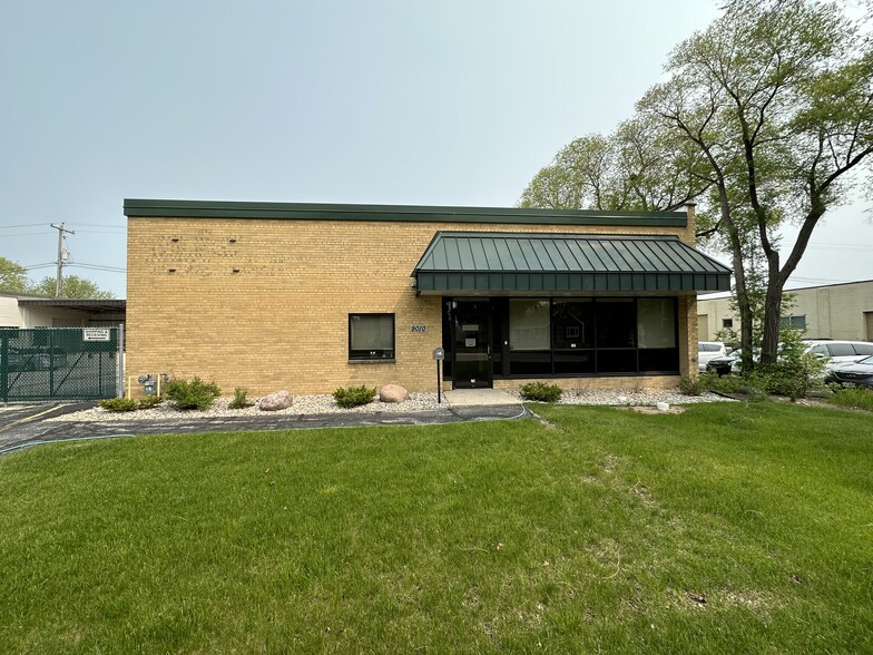 9010-9030 W Schlinger Ave, Milwaukee, WI for rent - Building Photo - Image 1 of 20