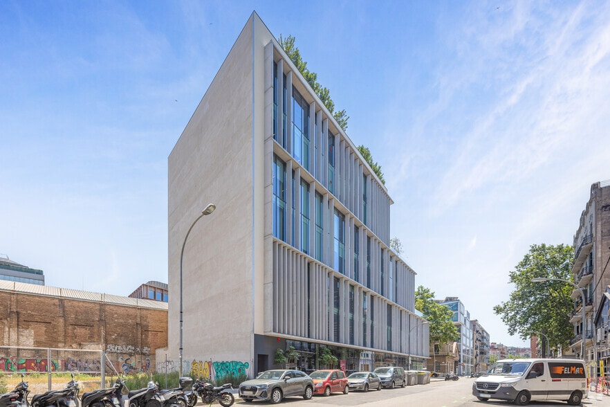 Office in Barcelona, Barcelona to rent - Building Photo - Image 3 of 3