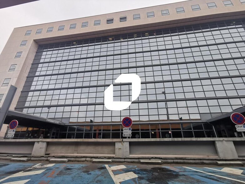 Avenue Du Général De Gaulle, Créteil to rent - Building Photo - Image 1 of 20