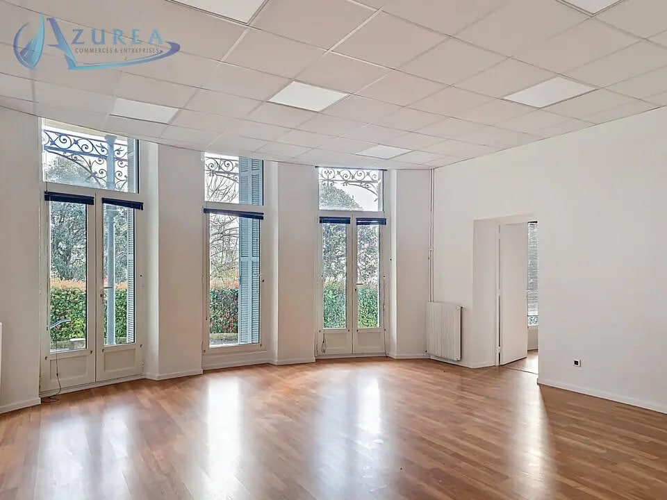 Location Bureaux 369 m² - Photo 1