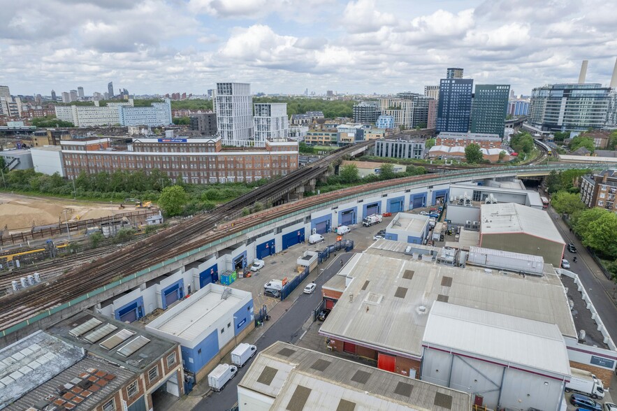 Linford St, London to rent - Building Photo - Image 3 of 15