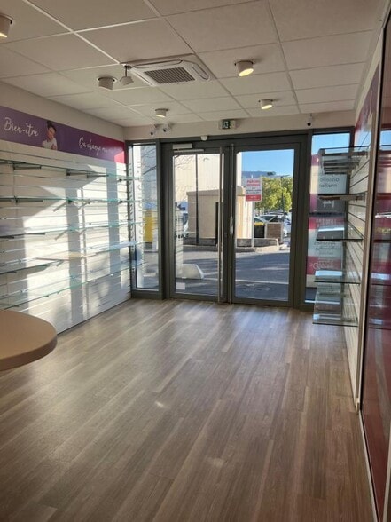 Retail in Roquebrune Sur Argens for sale - Interior Photo - Image 2 of 13