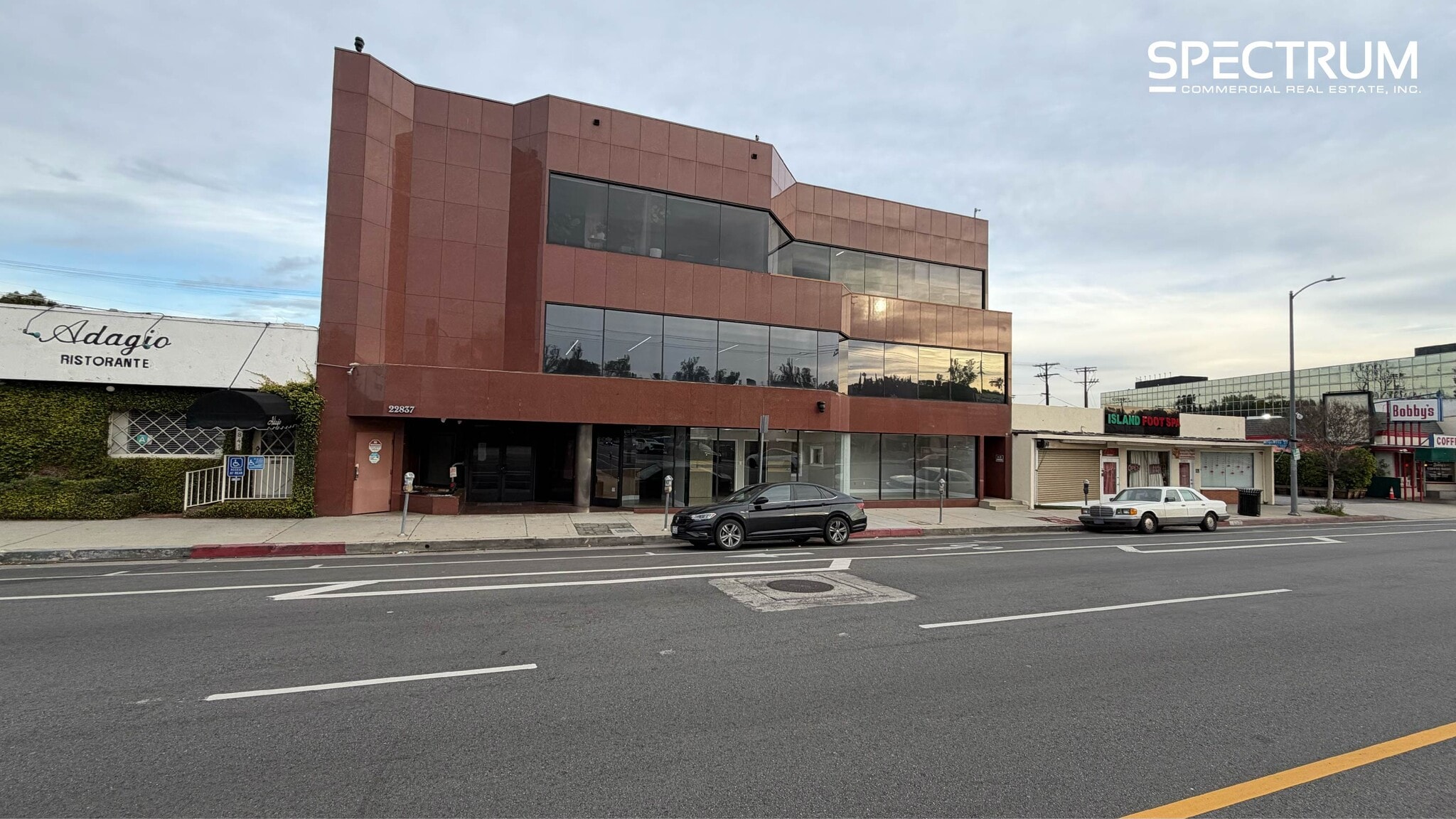 22837 Ventura Blvd, Woodland Hills, CA to rent Primary Photo- Image 1 of 15