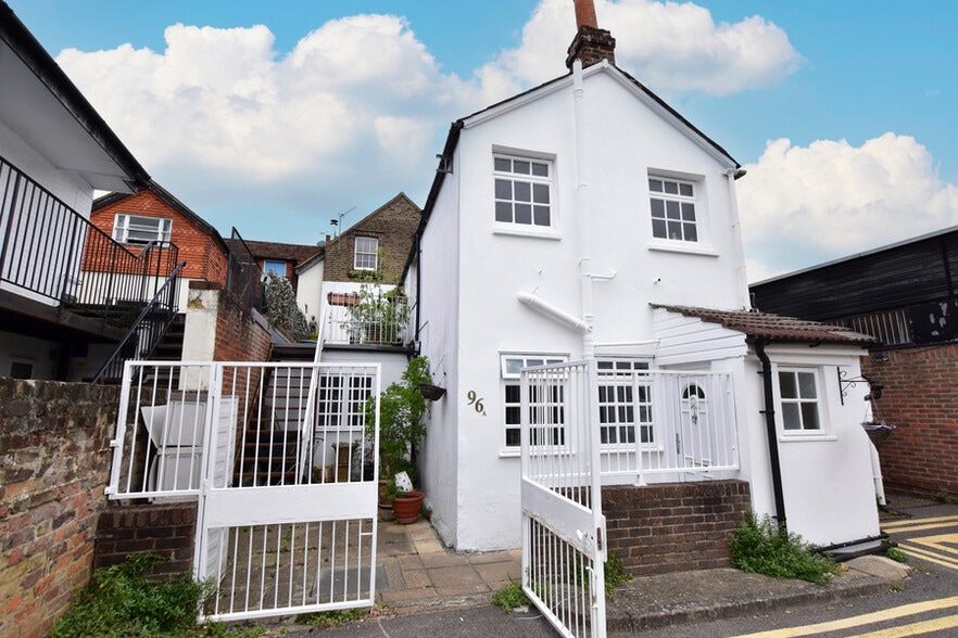 96 Guildford St, Chertsey for sale - Building Photo - Image 2 of 4
