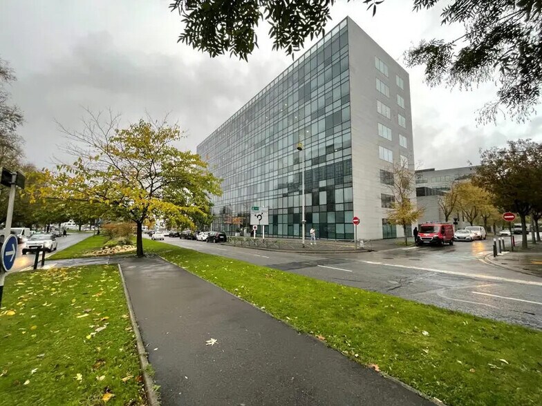 13 Boulevard Du Mont D'Est, Noisy-le-Grand to rent - Building Photo - Image 3 of 11