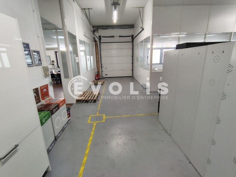 Light Industrial in Fontenay Sous Bois to rent - Interior Photo - Image 1 of 9