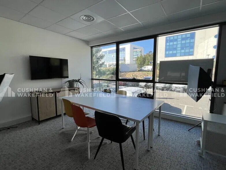 392 Avenue Des Genévriers, La Ciotat to rent - Interior Photo - Image 2 of 13