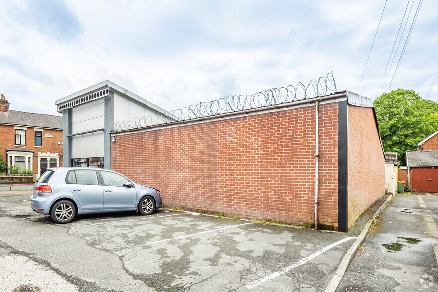 383-389 New Hall Ln, Preston to rent - Building Photo - Image 3 of 3