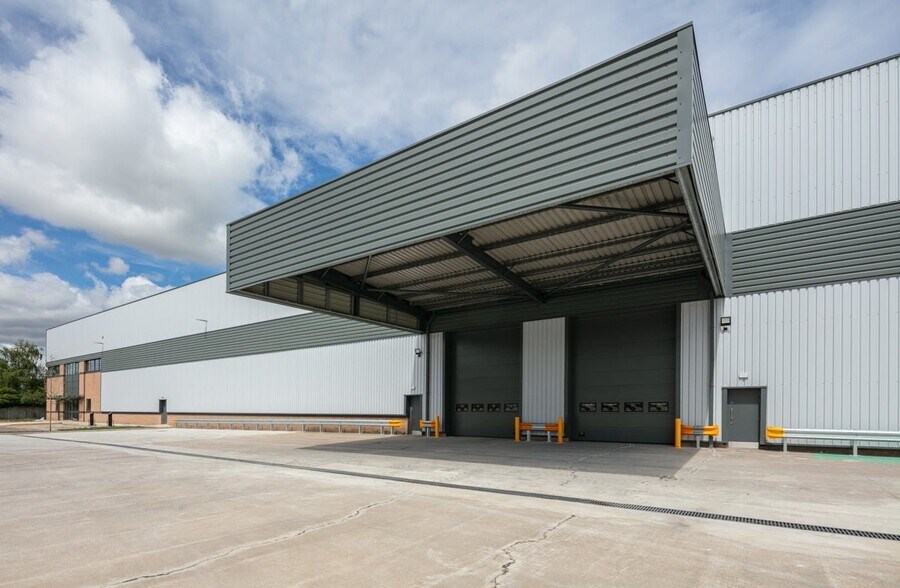 93 George Richards Way, Altrincham to rent - Building Photo - Image 2 of 12