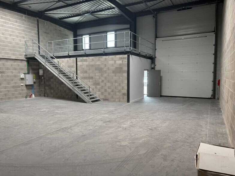 Light Industrial in Chassieu to rent - Building Photo - Image 2 of 6