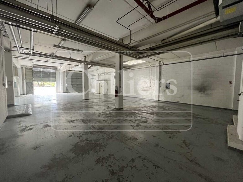 Light Industrial in Marseille to rent - Interior Photo - Image 2 of 13