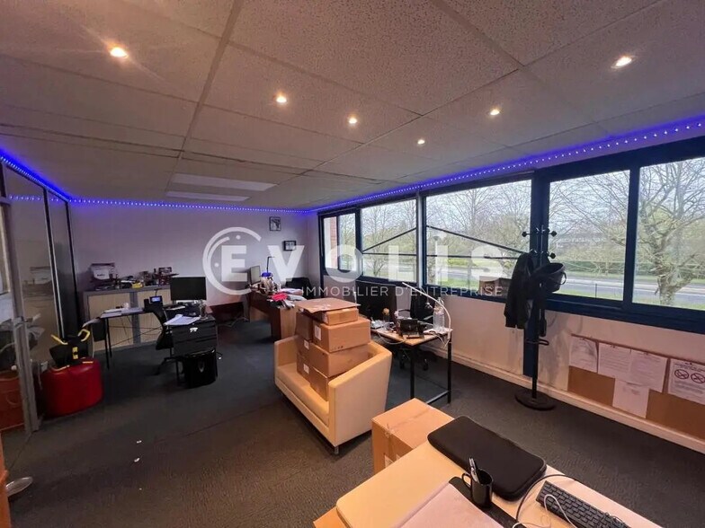 Light Industrial in Croissy-Beaubourg to rent - Interior Photo - Image 3 of 4